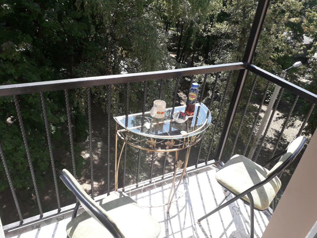 Apartment 30 M2 On Sergei Esenin 11 Kharkiv Exterior photo